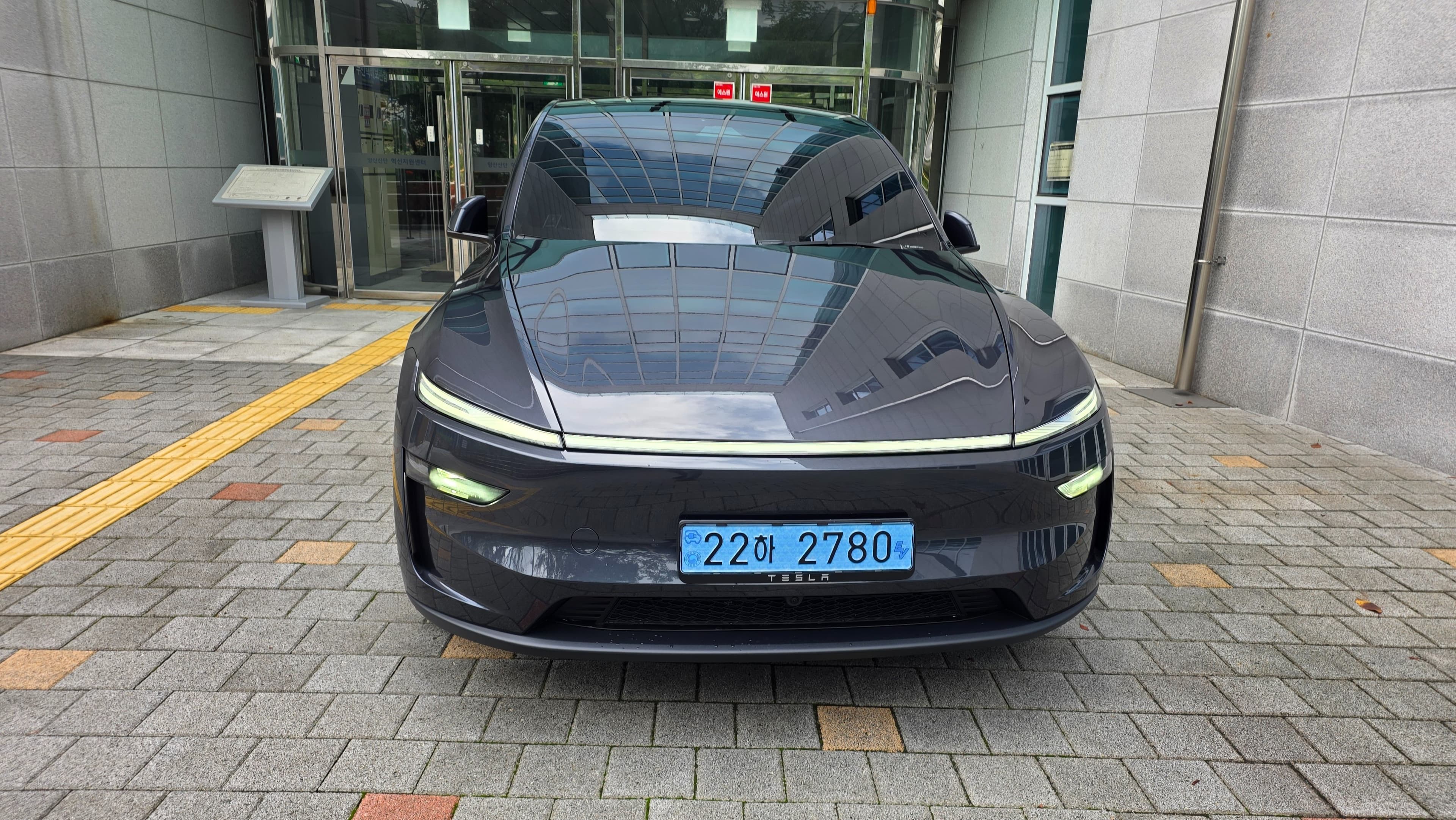 테슬라 Model Y 출고후기 사진 1